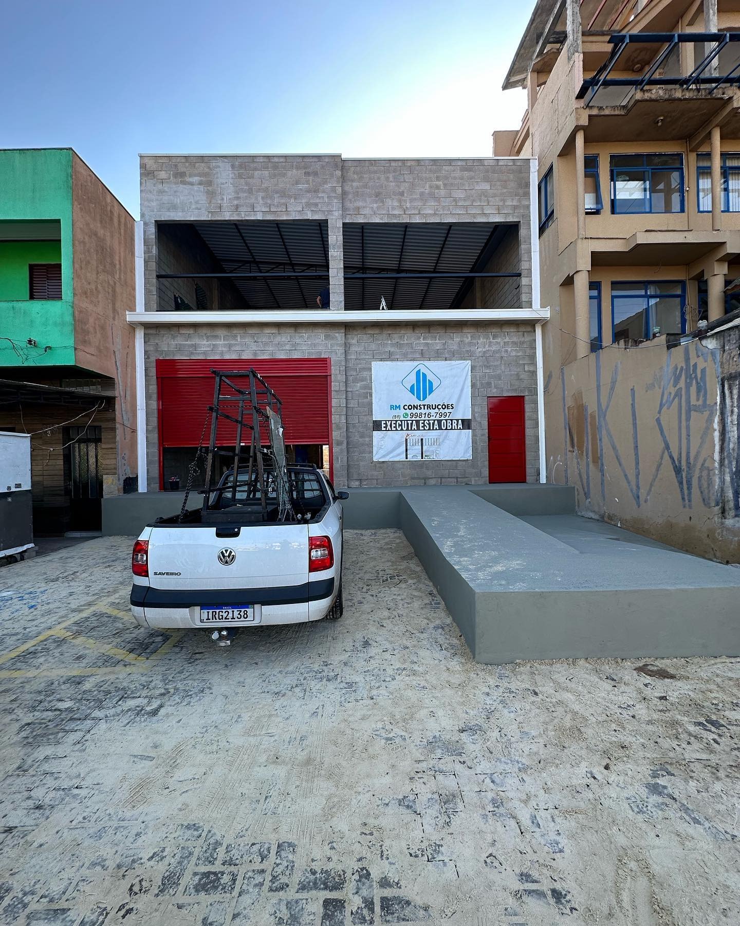 Obra comercial em execução com placa da RM Construções
