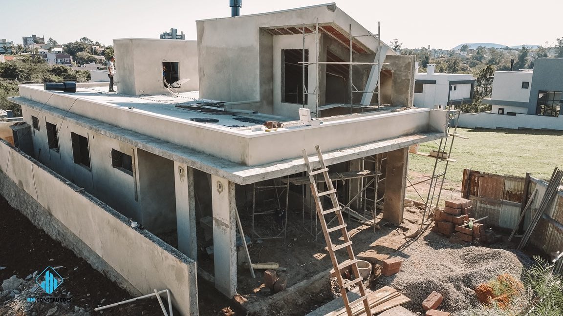 Obra da RM Construções em execução com estrutura e acabamentos
