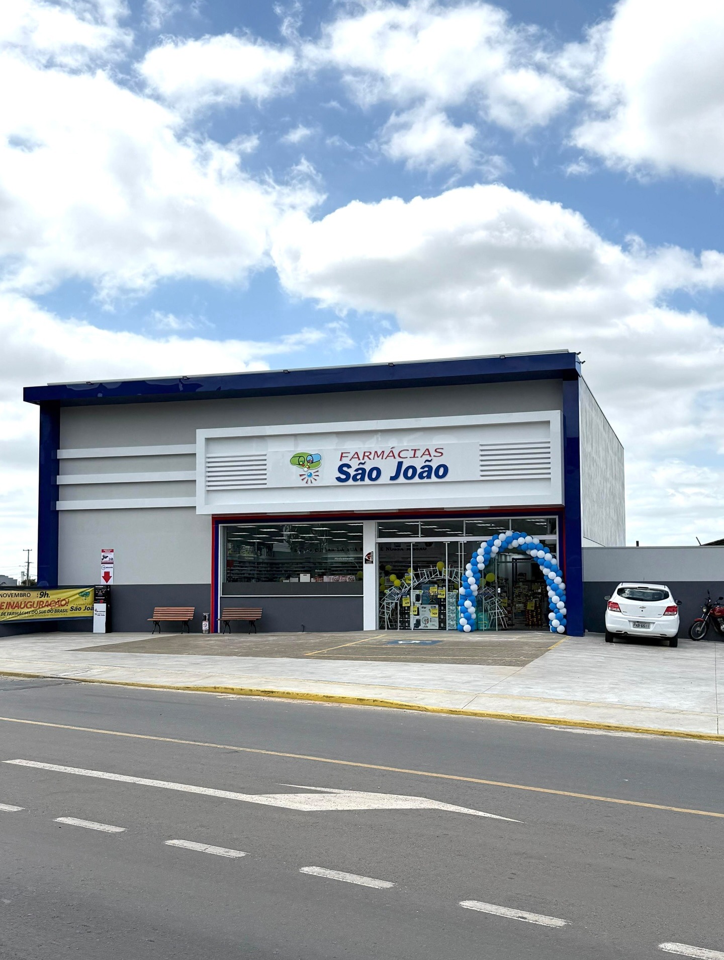 Loja das Farmácias São João construída pela RM Construções